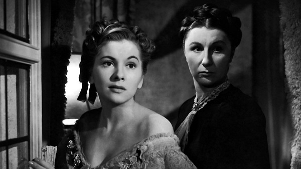 Joan Fontaine as Mrs de Winter and and Judith Anderson as Mrs. Danvers in Rebecca